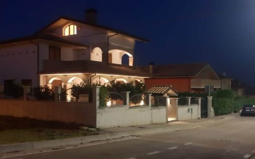 Villa in Vendita a TREGLIO
